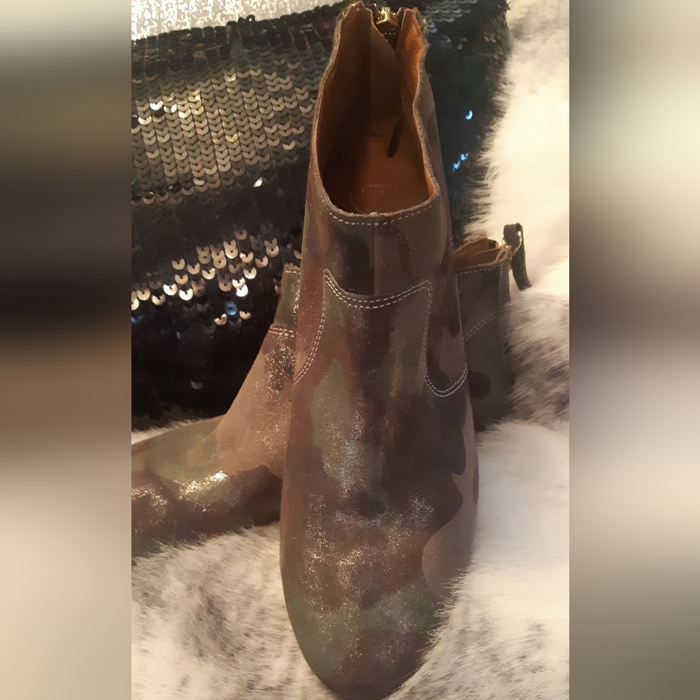 NWOT Women's On Trend Stylish Metallic Camouflage Ankle Booties. Size 7.5
